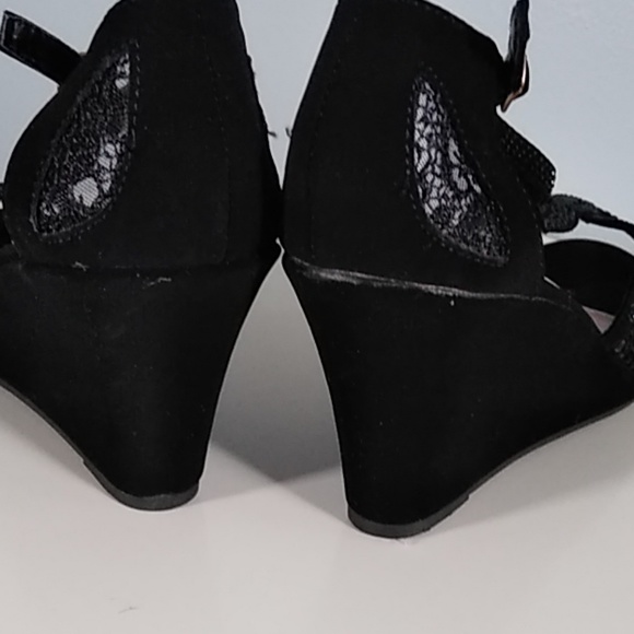 NWOT Black Beaded & Lace Sandals - Picture 3 of 8